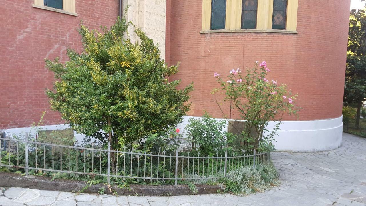 アスティLocation Turistic Monolocale Nel Parco Del Santuarioアパートメント エクステリア 写真