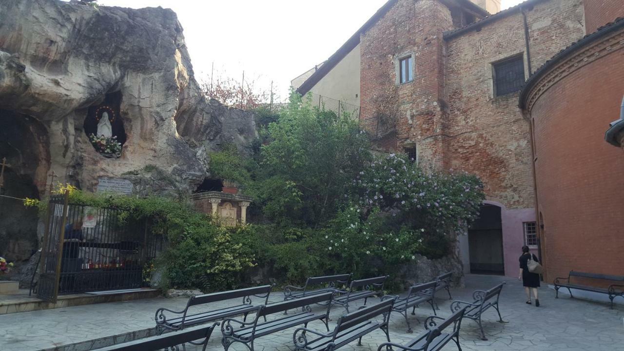 アスティLocation Turistic Monolocale Nel Parco Del Santuarioアパートメント エクステリア 写真